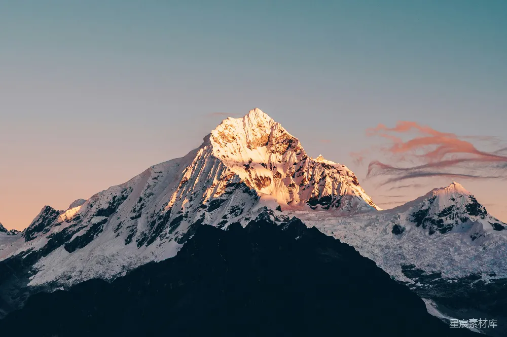 高清摄影  雪山峰峦在日出时发出光辉。