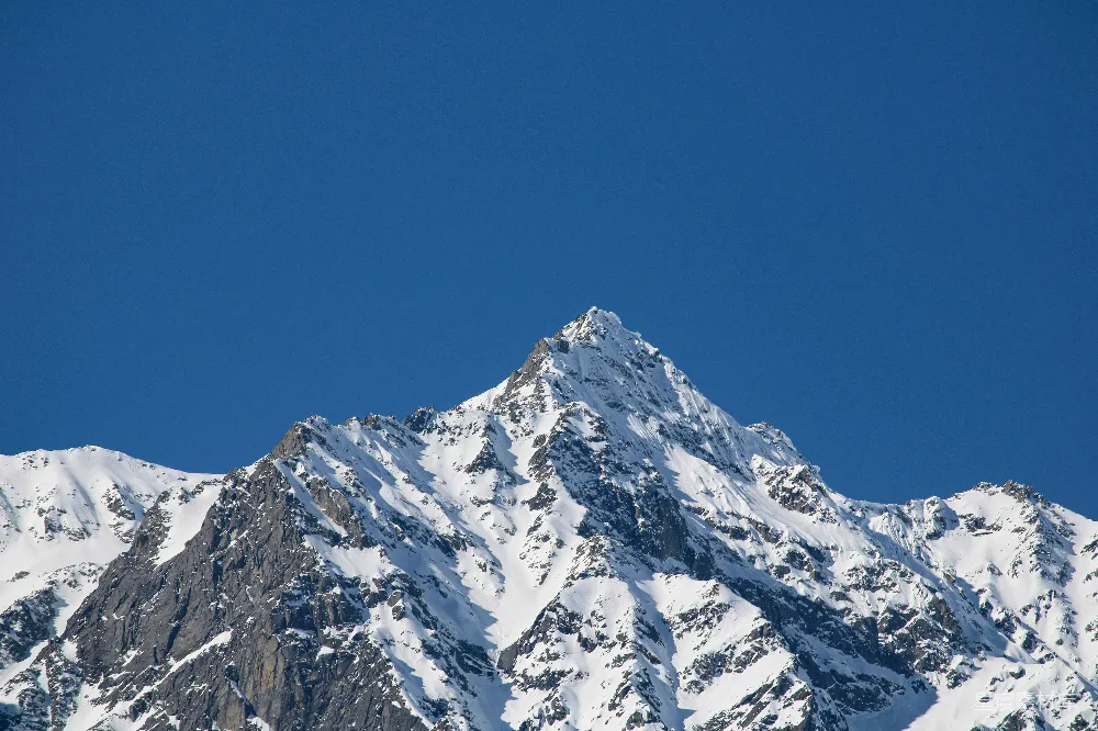 高清摄影  白天蓝天下的积雪覆盖的山