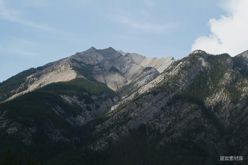 高清摄影  山峦连绵，天空中有云彩。