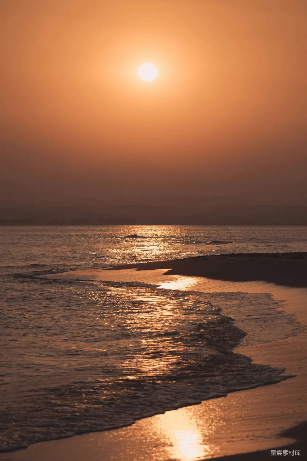 高清摄影  海浪拍打着岸边，夕阳西下。