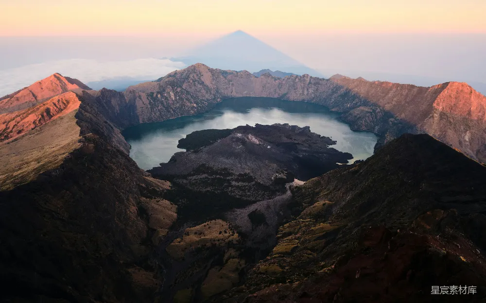 高清摄影 壁纸 自然 一座山峰中间有一片湖泊的山脉。