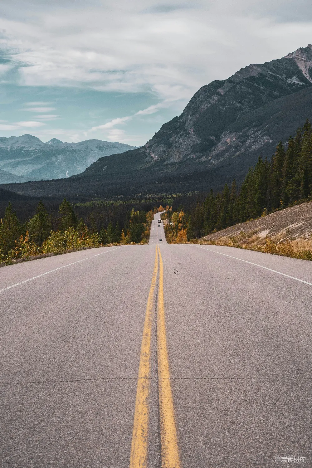 高清摄影  一条空旷的道路，背景中有山脉。