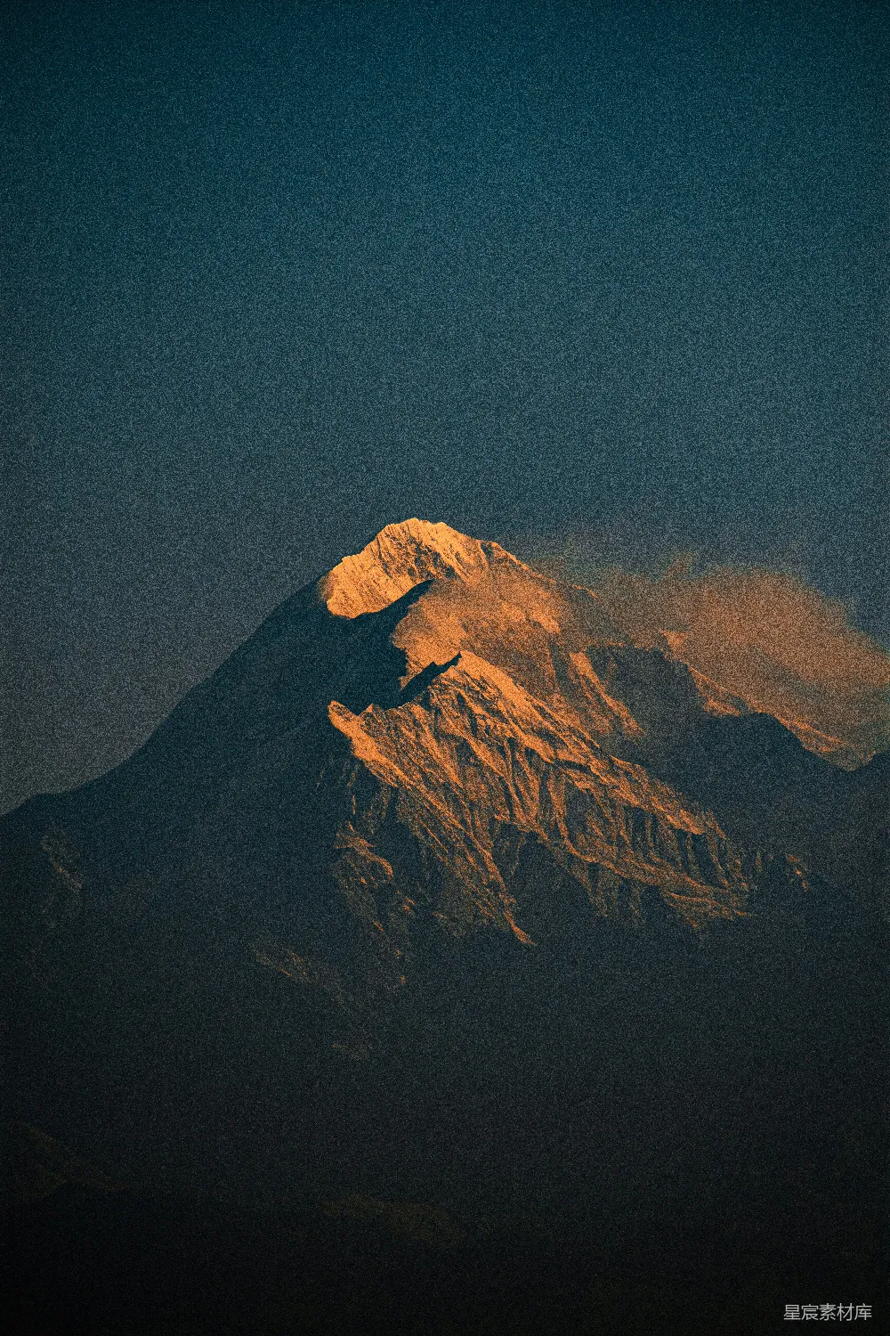 高清摄影  远处是一座被大雪覆盖的高山。