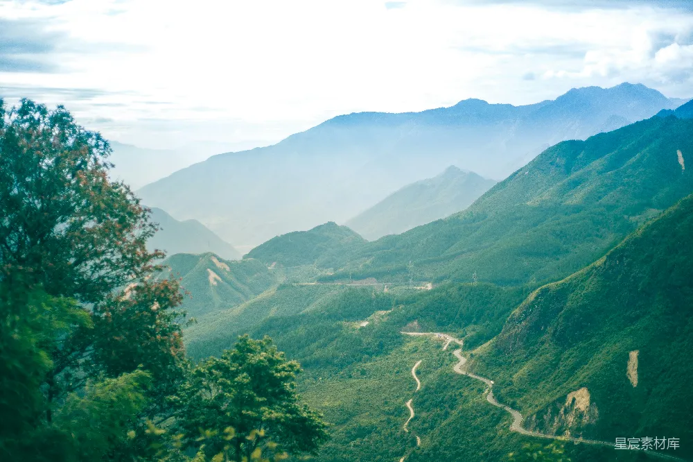 高清摄影  白天山间绿树白云