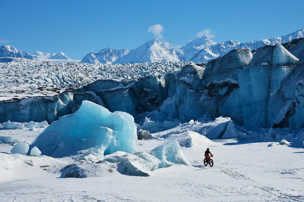 高清摄影  在雪地里骑自行车的男人