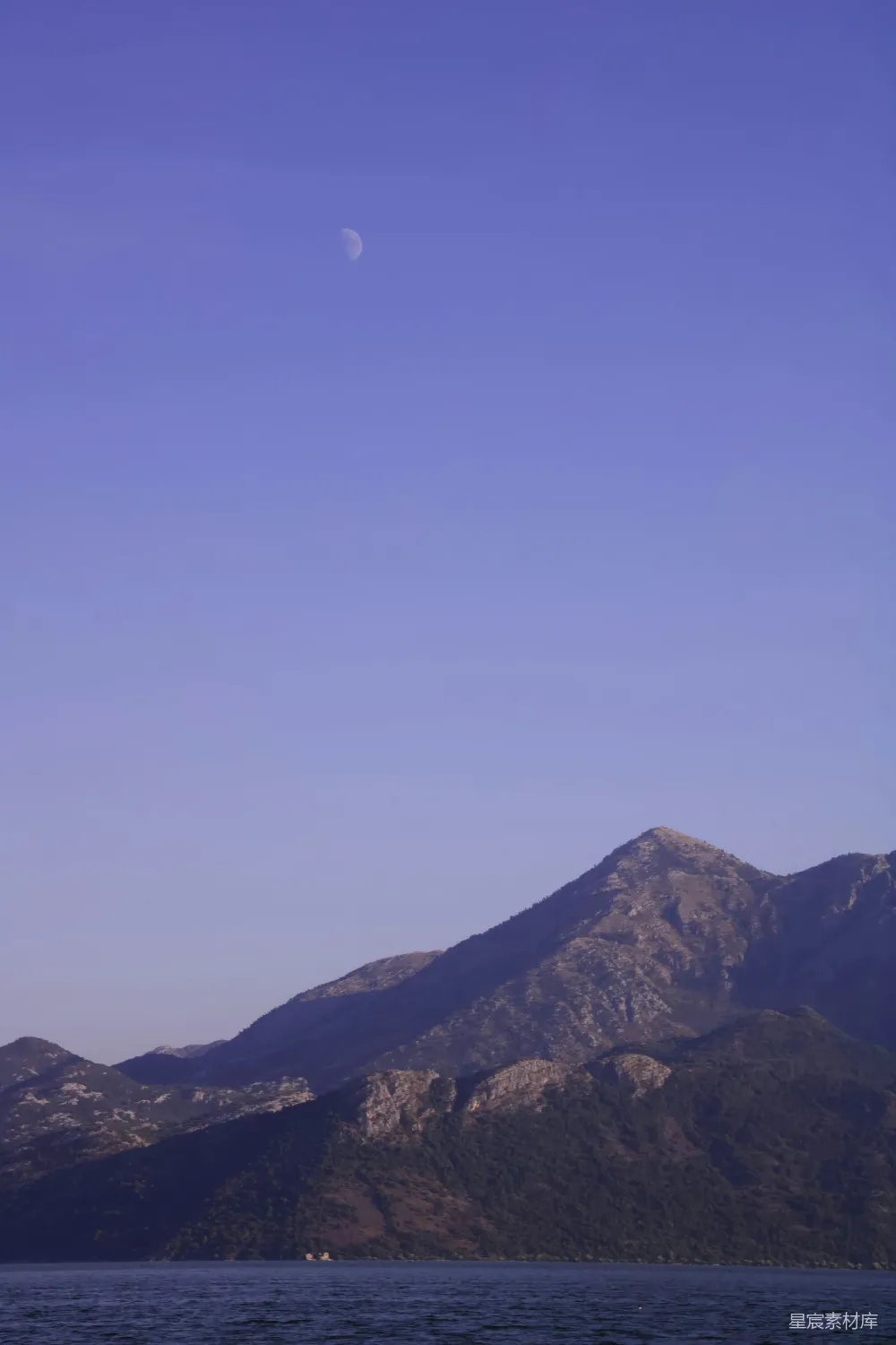 高清摄影 旅行 自然 一座山峦与天上的月亮相映成趣