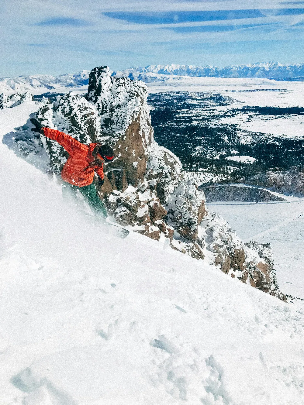 高清摄影  男人在覆盖着冰的山上滑雪板运动