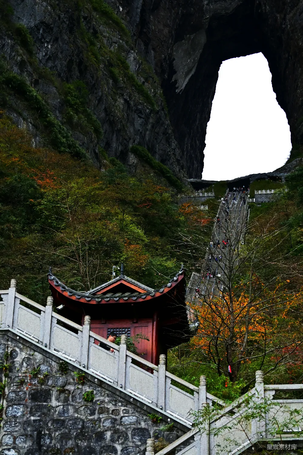 高清摄影  通往山中天然拱门的石阶。