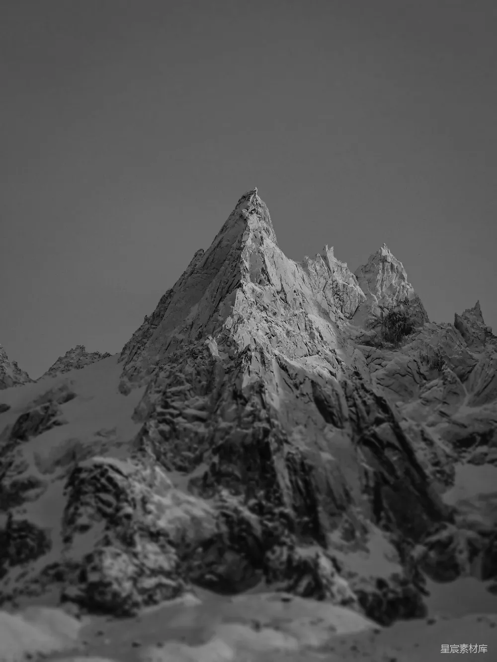高清摄影 自然 白天被雪覆盖的山