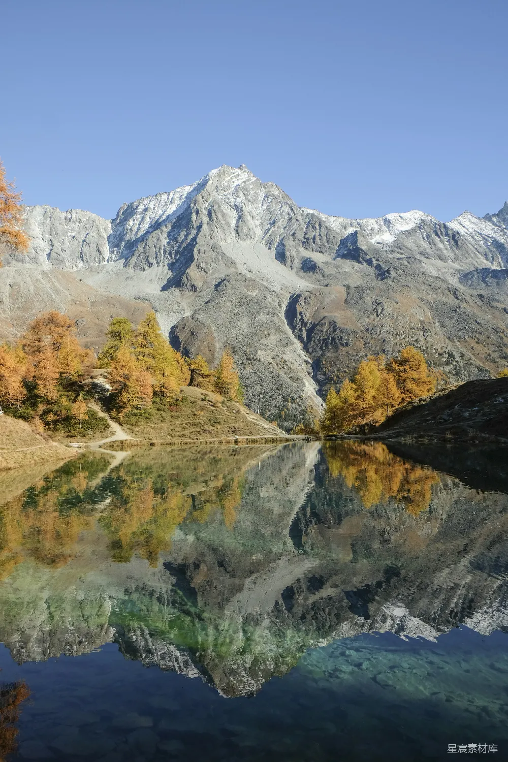 高清摄影  水边的灰色山