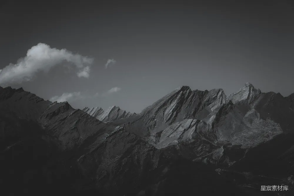 高清摄影  一座山峰间云雾缭绕