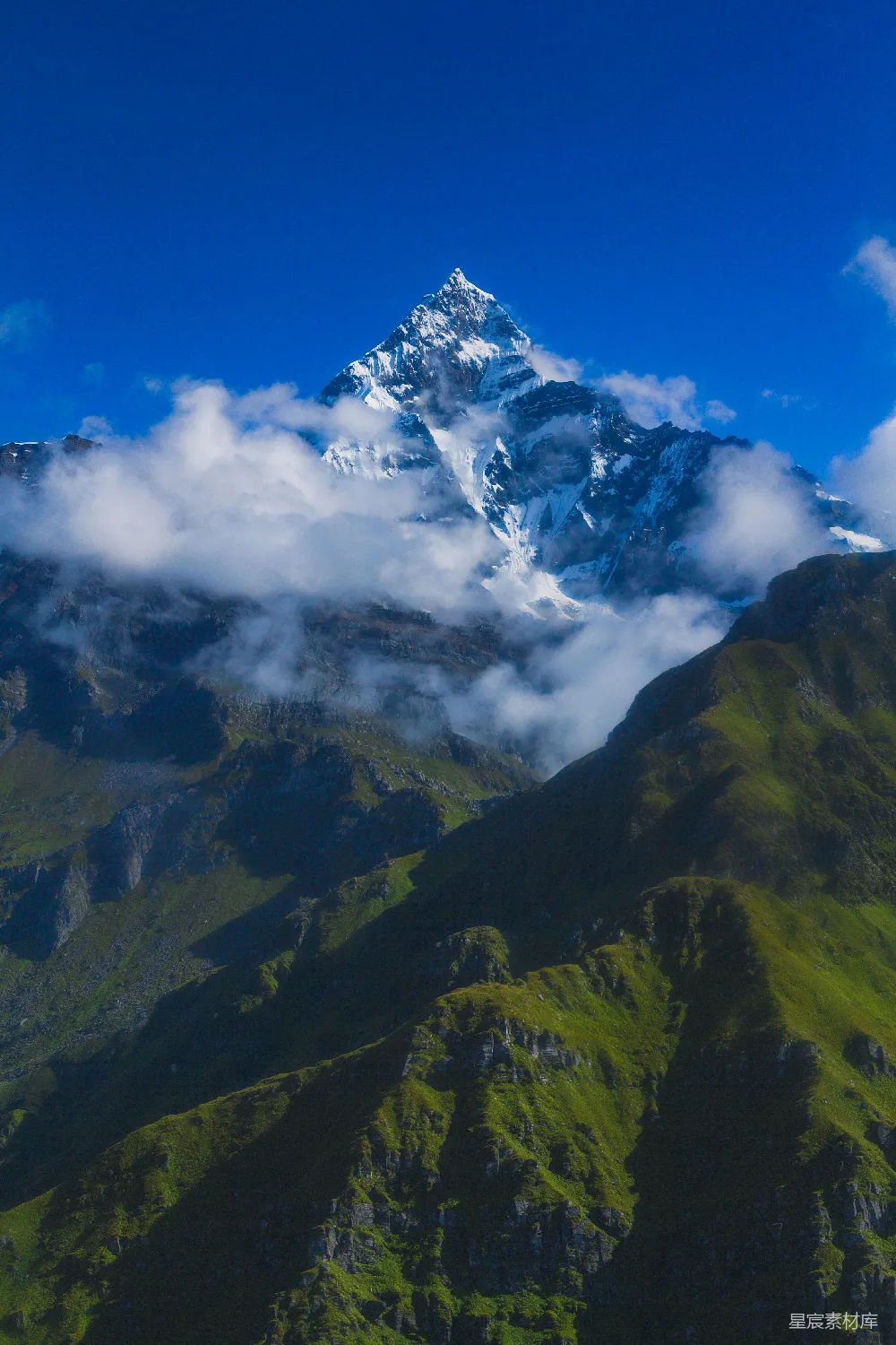 高清摄影 壁纸 实验性 自然 旅行 白天蓝天下的绿色和棕色山丘