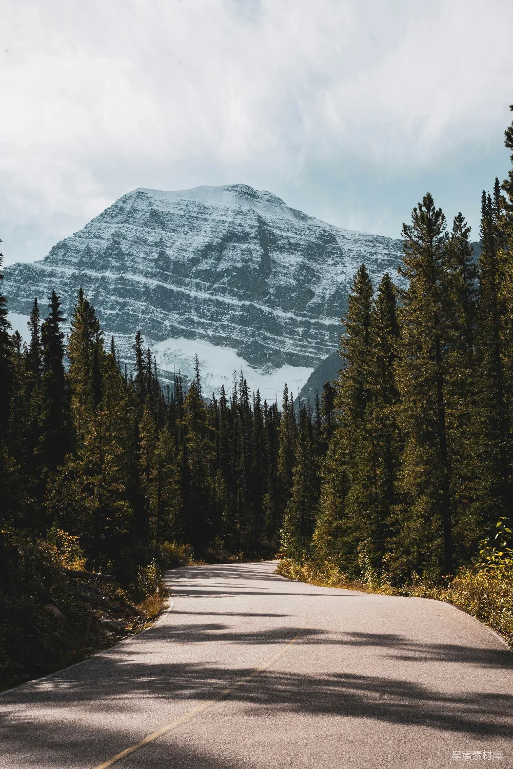 高清摄影  一条有山景背景的路