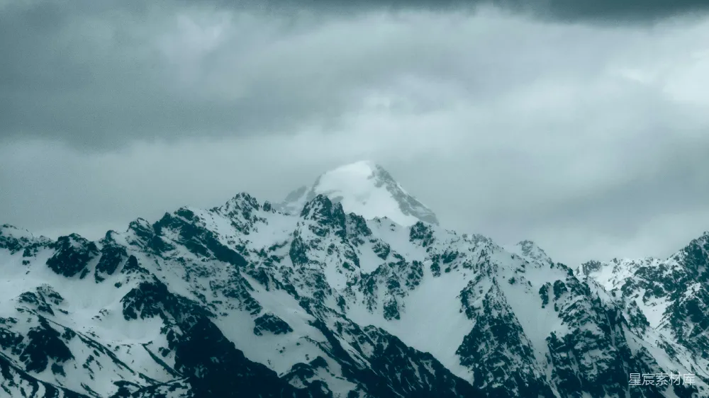 高清摄影  雪山云雾缭绕