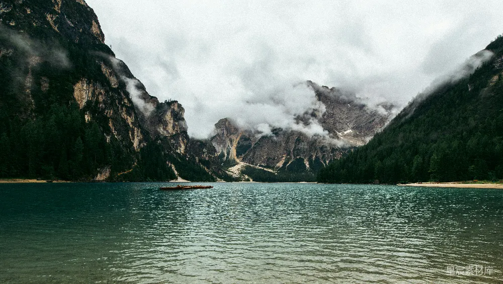 高清摄影  山在水体之间