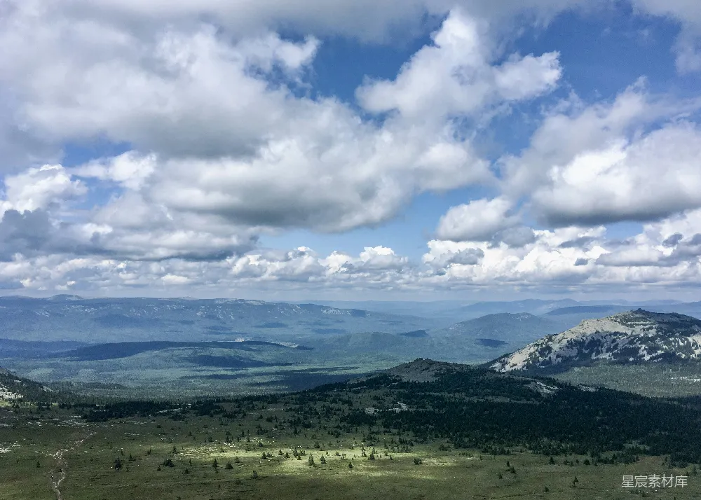 高清摄影  山谷景色，背景中有山脉。