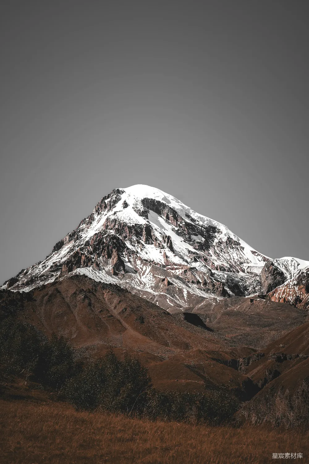 高清摄影  灰色天空下的雪山峰顶