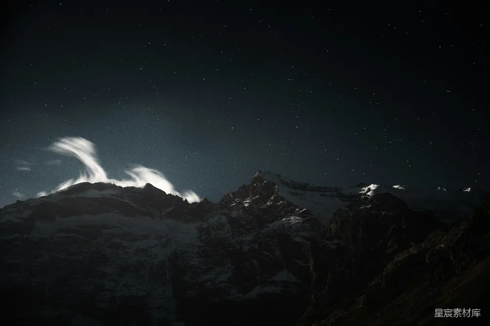 高清摄影 实验性 旅行 自然 壁纸 一个夜晚的天空，云层和星星笼罩在山上