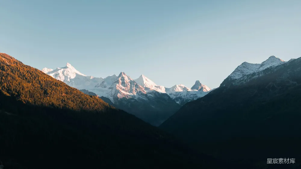 高清摄影 自然 雪山沐浴在金色阳光下