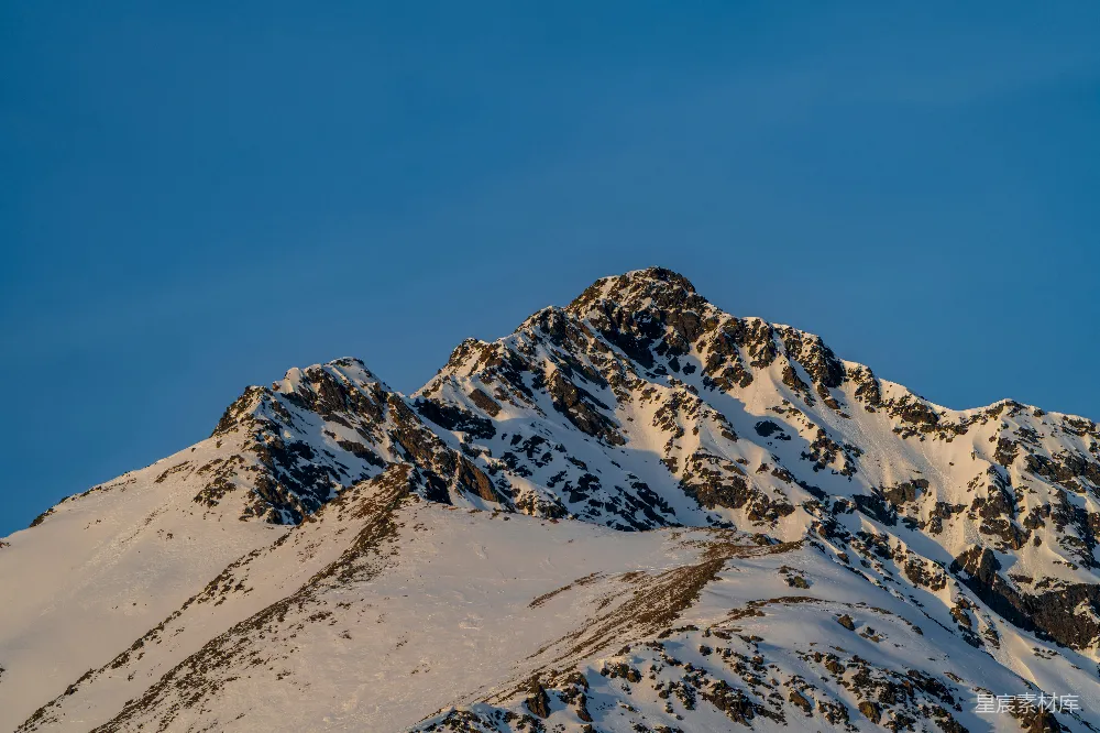 高清摄影 旅行 自然 壁纸 一座被白雪覆盖的山峰在蓝天之下