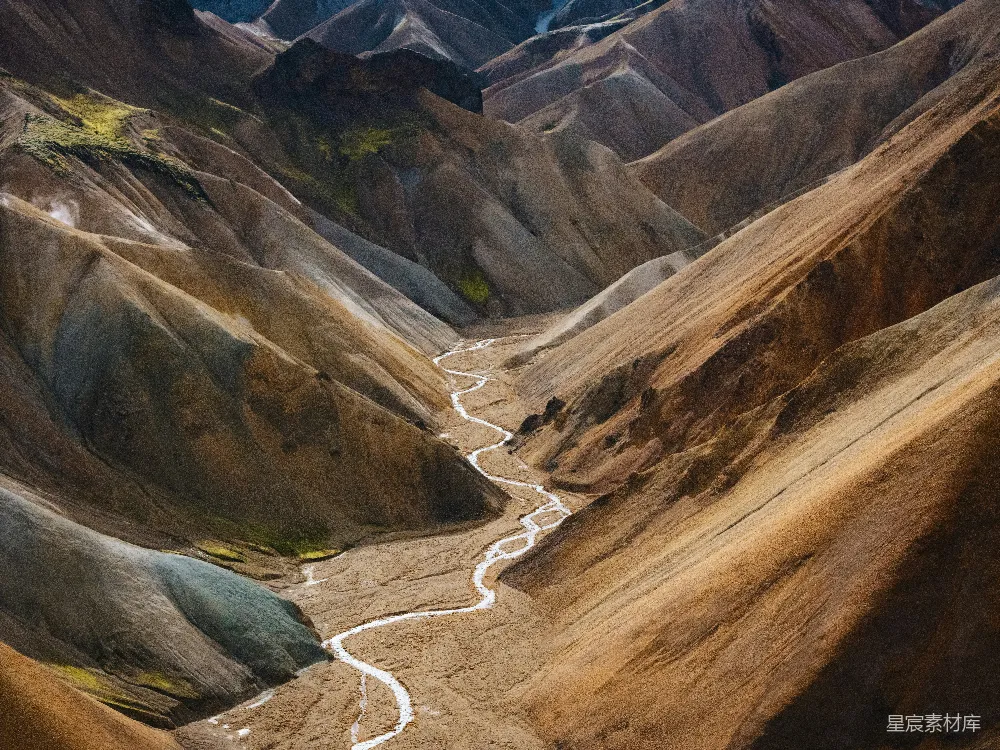 高清摄影 旅行 自然 壁纸 一个山间谷地的空中俯瞰图，一条河流从其中穿过。