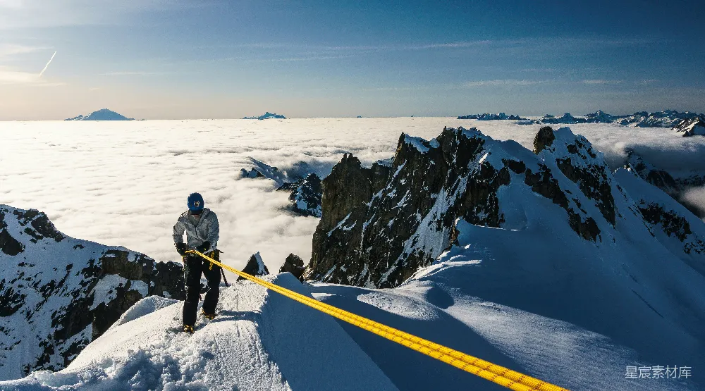高清摄影  穿着黑色夹克和黑色裤子的男人站在白雪覆盖的山顶上，白天。