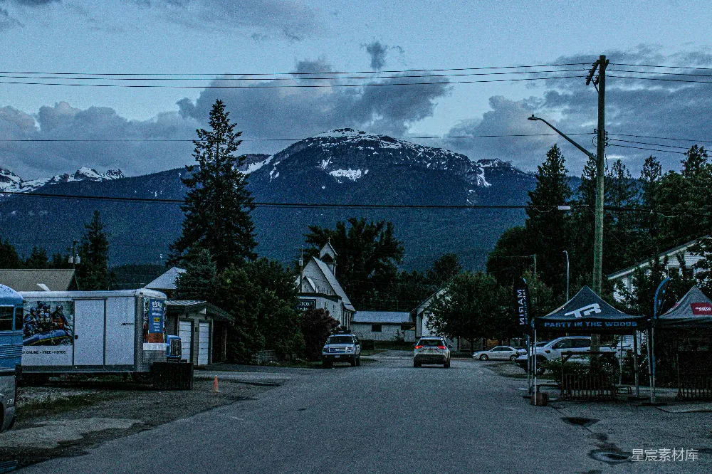 高清摄影  一座小镇，背景是山。