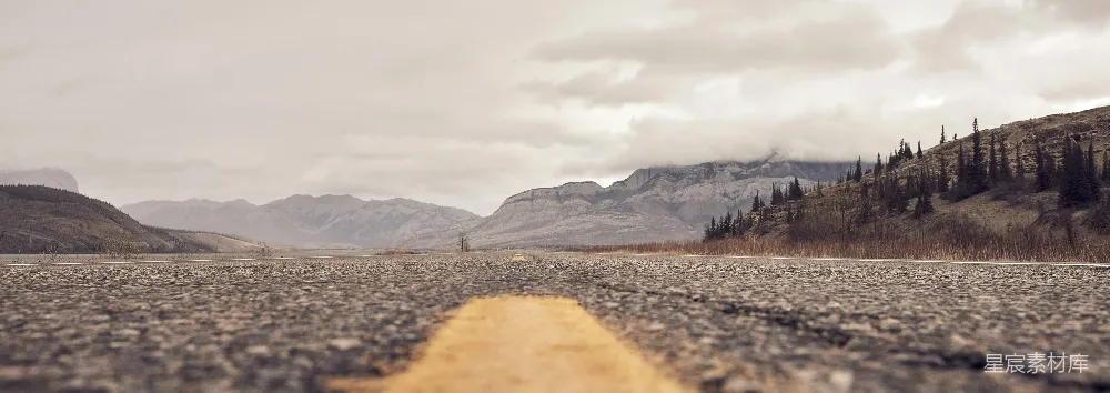 高清摄影  一条空旷的道路位于山脉之中