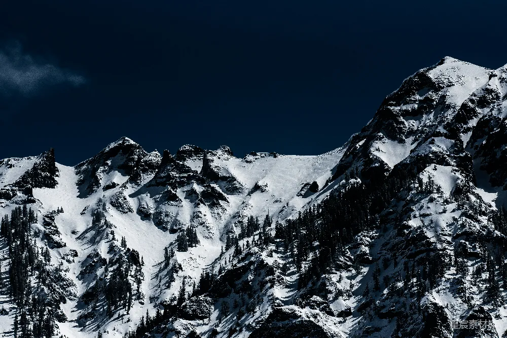 高清摄影  灰天下的雪山