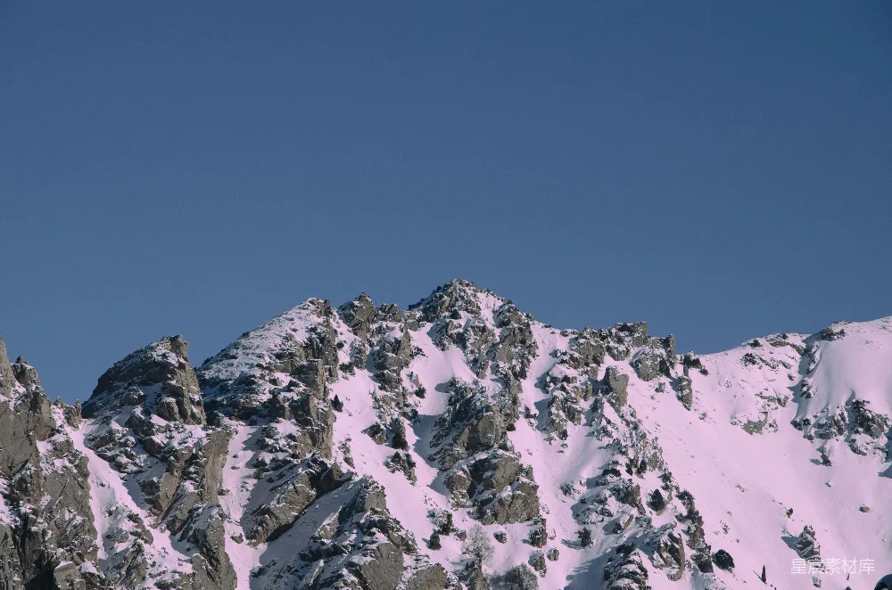 高清摄影 自然 壁纸 一座覆盖着积雪的山峰，背景是天空。