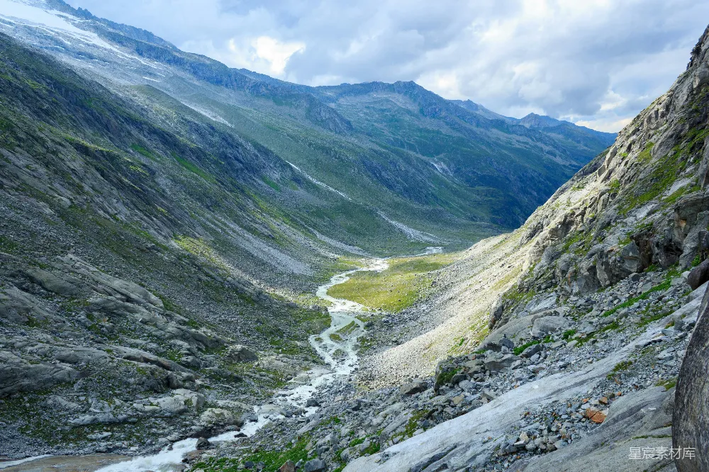 高清摄影  河岸和青翠岩石山在白天