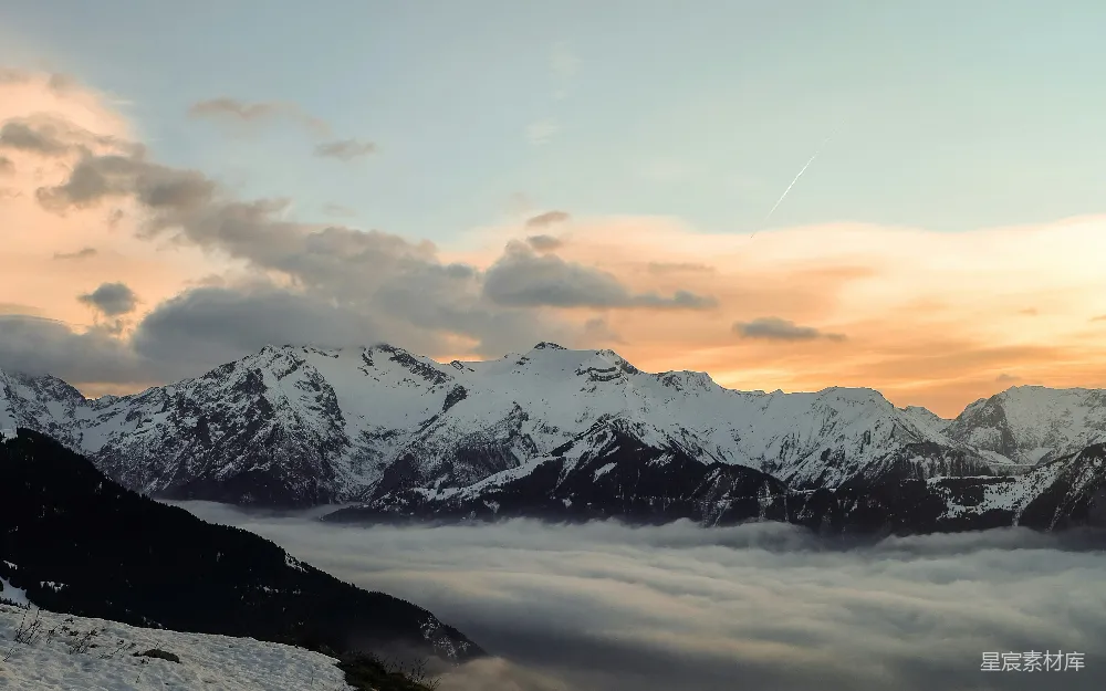 高清摄影  金时的白雪覆盖的山峰