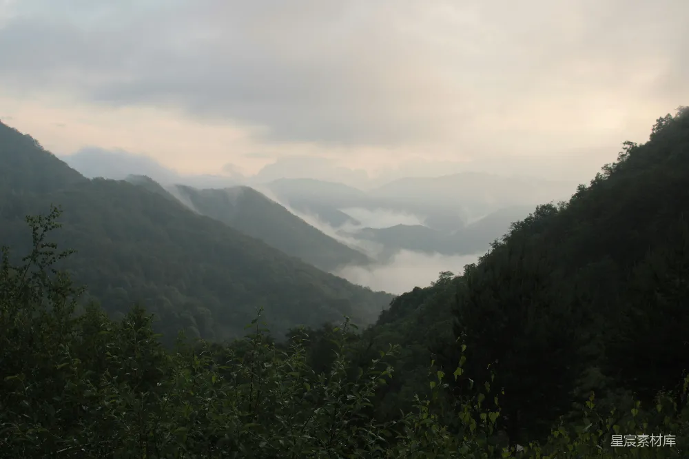 高清摄影  山脉上空低垂的云层景象