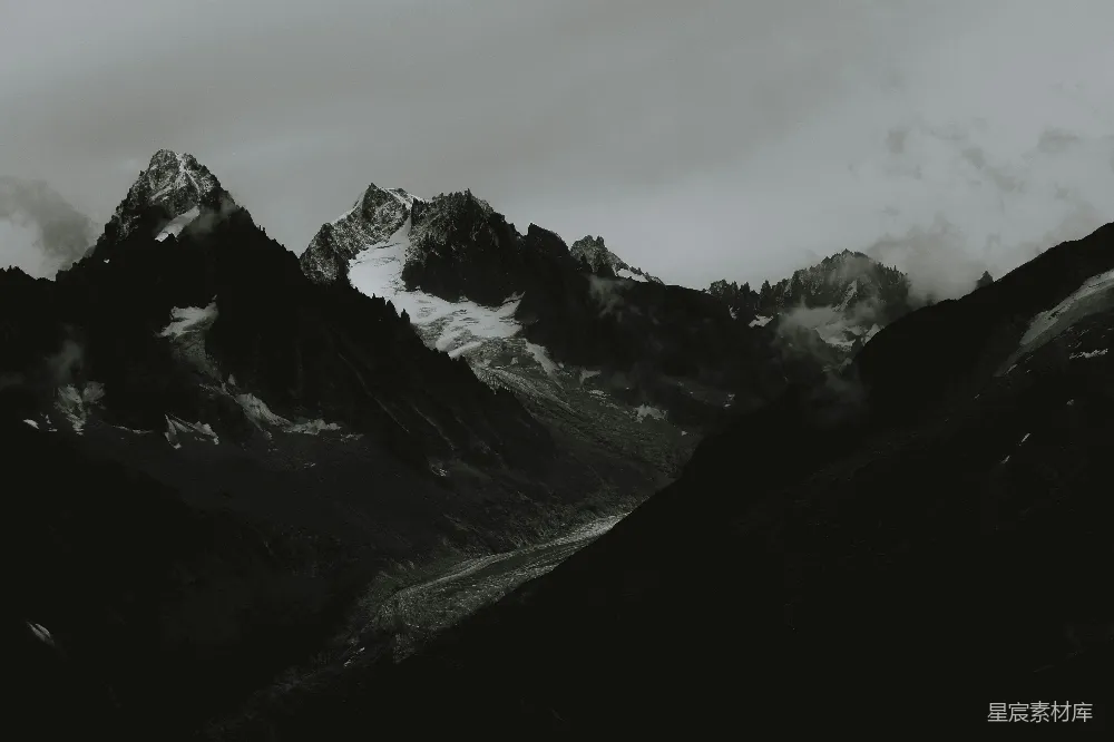 高清摄影  一张黑白照片，描绘了一座山脉的景象。