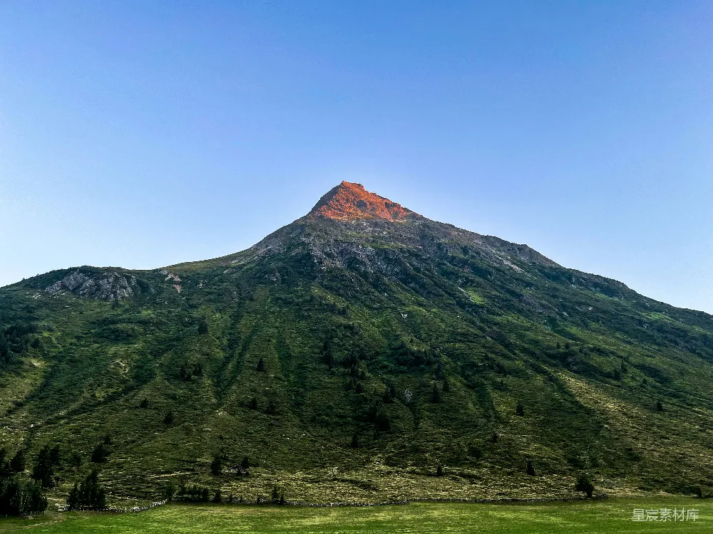 高清摄影 旅行 自然 壁纸 一座山下有树木和草地的山