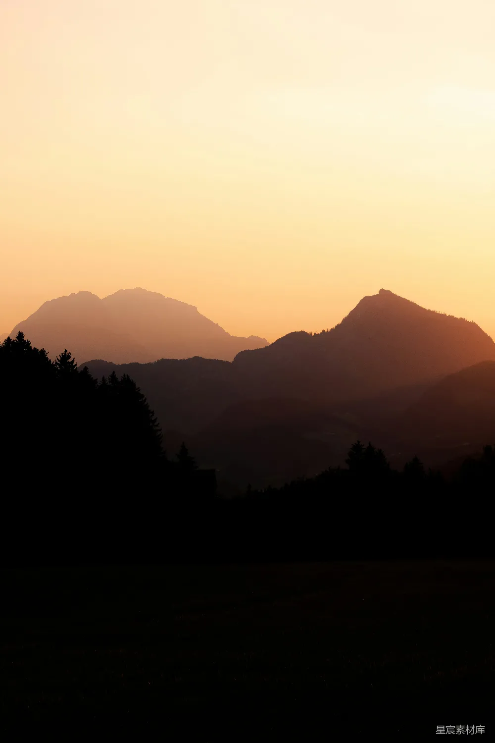 高清摄影 自然 壁纸 夕阳西下时树木和山脉的剪影
