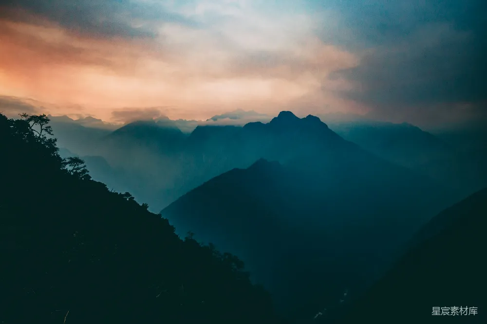 高清摄影  鸟瞰雾中的山
