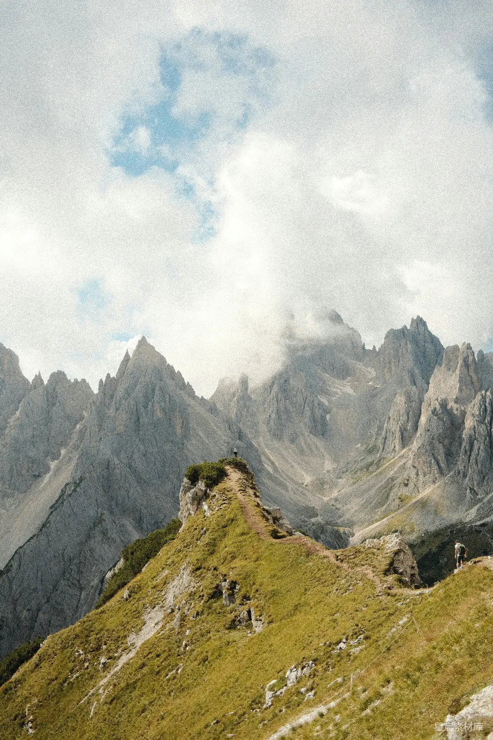 高清摄影 自然 旅行 一群人在山上徒步上山。