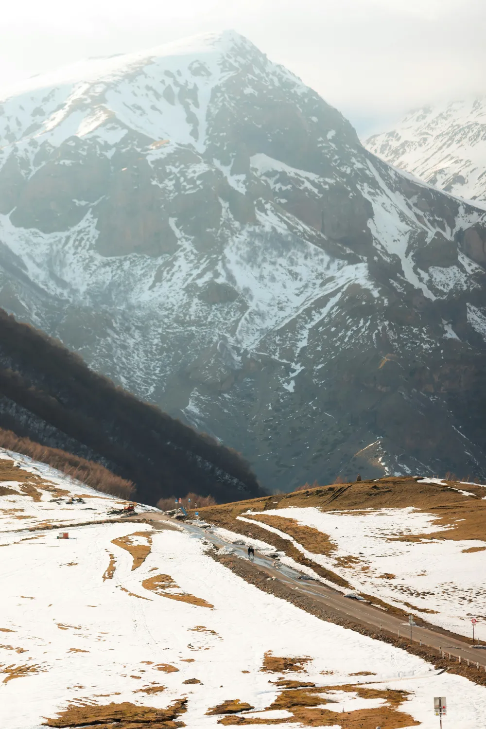 高清摄影  白雪覆盖的山路蜿蜒穿过美丽的风景。