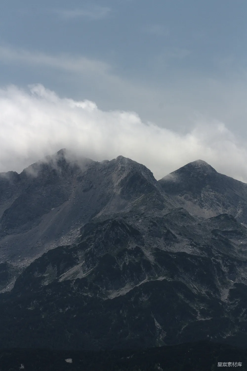 高清摄影  一座山峦，天空中有几朵云。