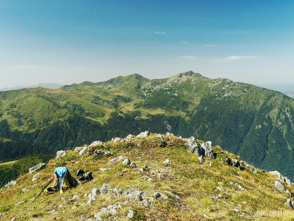 高清摄影  一个人在山上徒步旅行