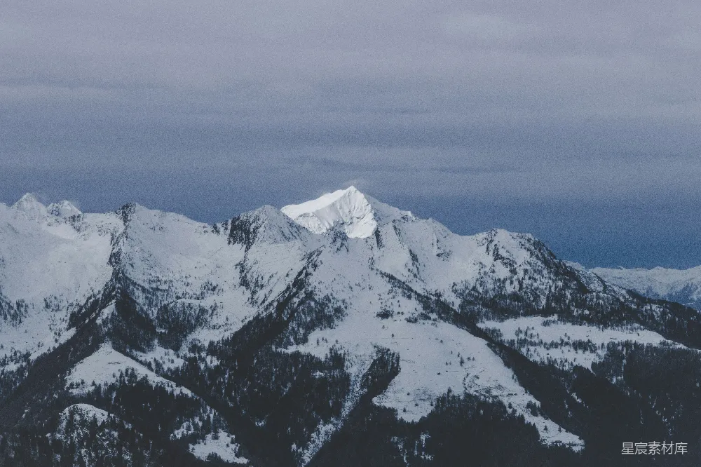 高清摄影  白雪覆盖的山峰在白云下