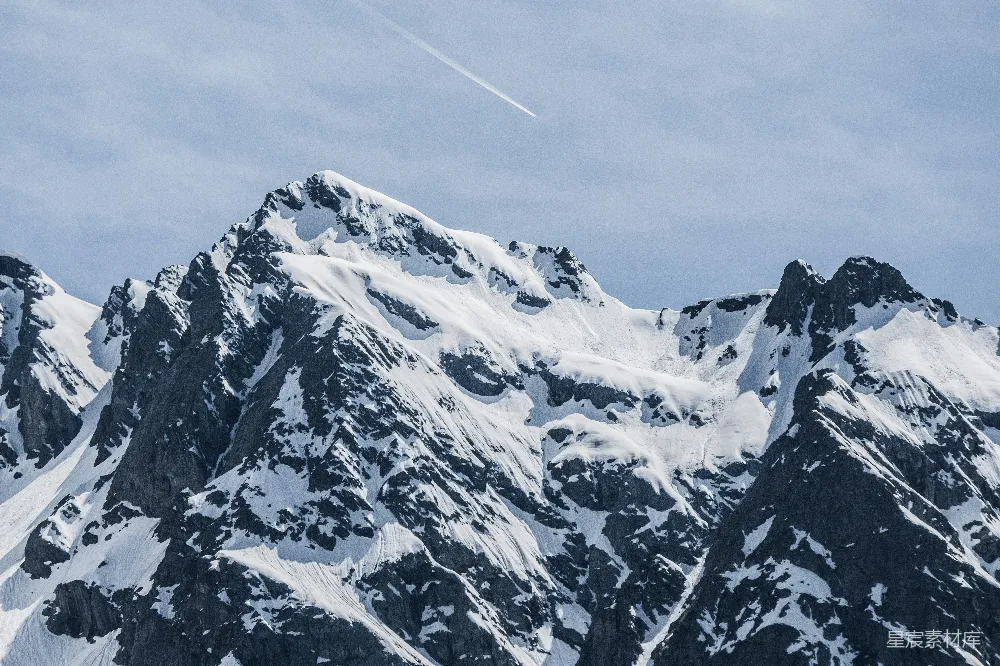 高清摄影  白天覆盖着积雪的山