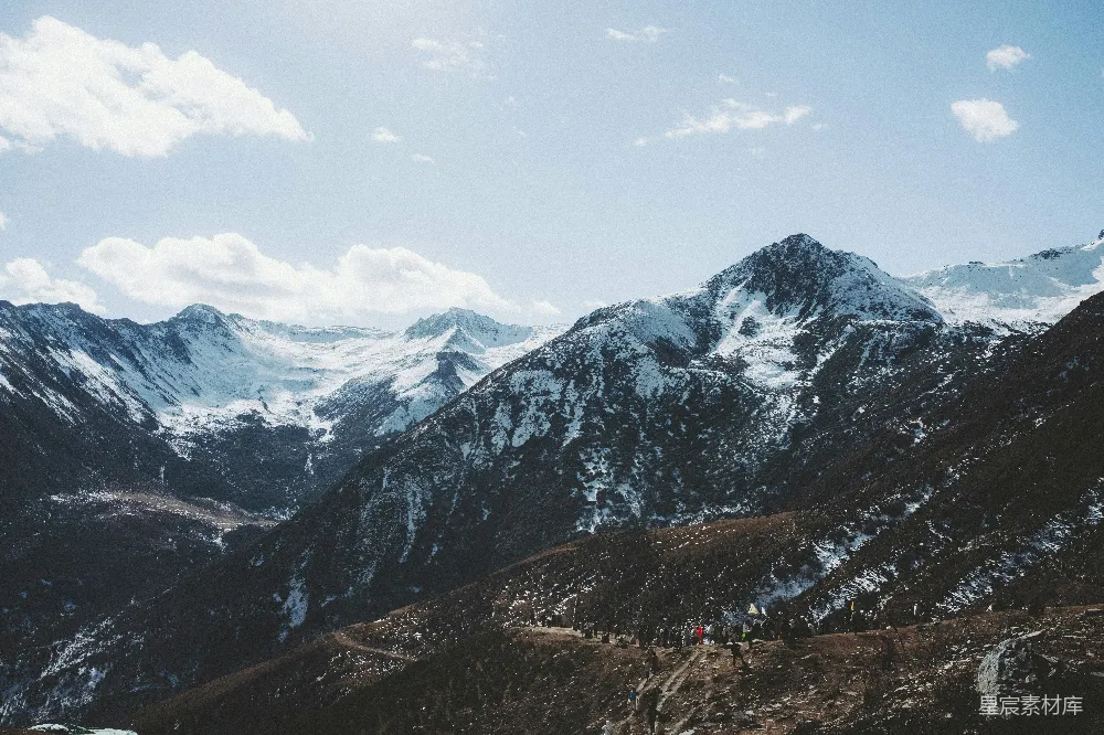 高清摄影  一座山脉，背景是被雪覆盖的山峰。
