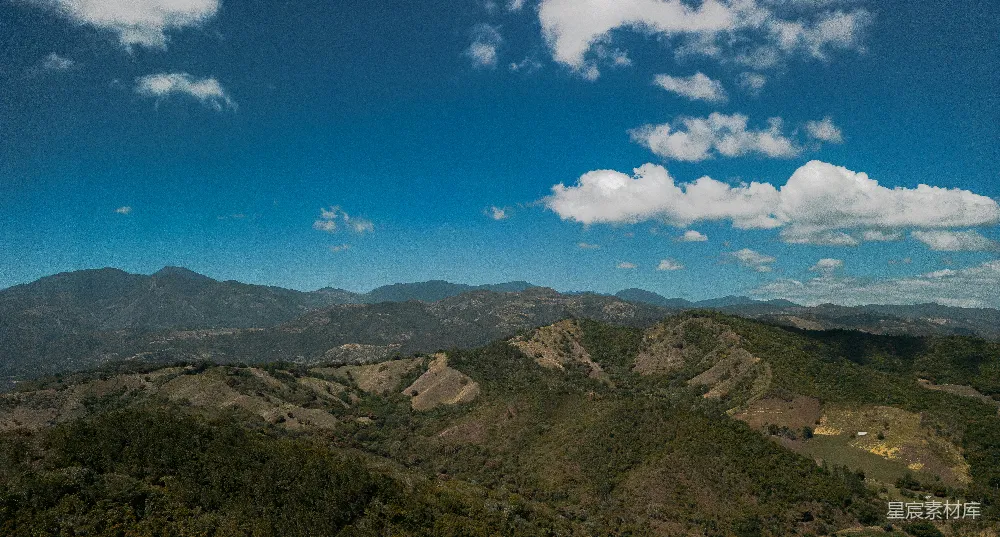 高清摄影 旅行 自然 壁纸 山脉的风景，天空中有云彩