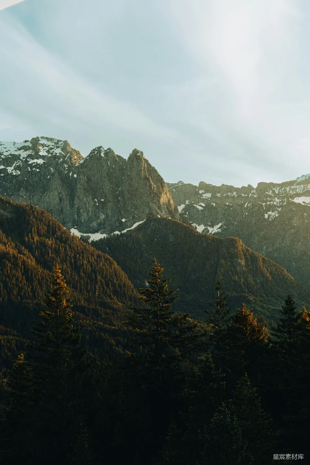 高清摄影 旅行 自然 壁纸 一座山峦的景观，前景中有树木。