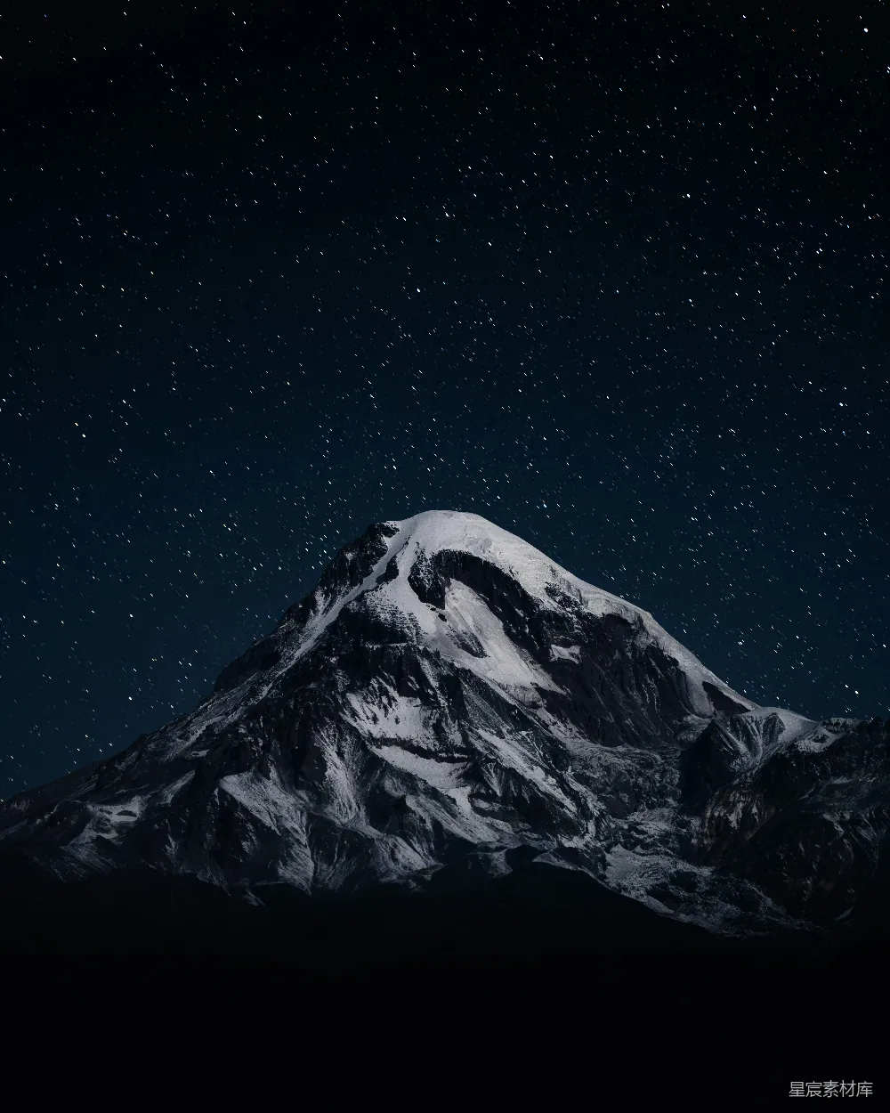 高清摄影 自然 一座被雪覆盖的山峰，在星空下显得格外静谧。