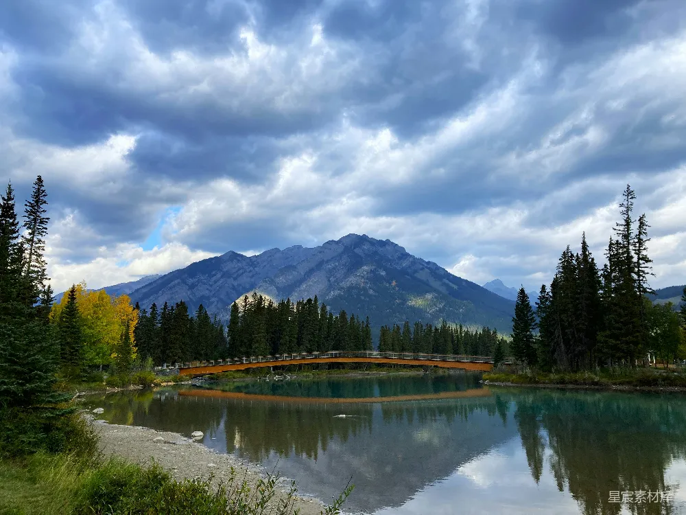 高清摄影 旅行 一座湖上的桥，背景中有山。