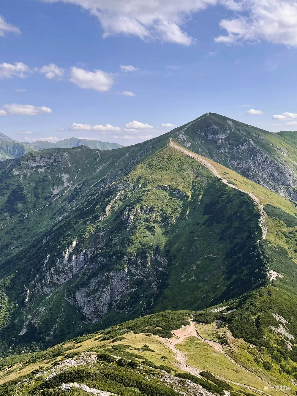 高清摄影  从山顶上看山脉的景色