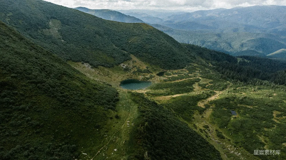 高清摄影  一条河流流经山谷